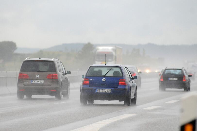 Steht das blanke Wasser auf der Fahrbahn, schwimmen Autos mit wenig Reifenprofil besonders schnell auf - dann kann Tempo 50 schon zu viel sein.