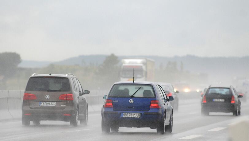 Steht das blanke Wasser auf der Fahrbahn, schwimmen Autos mit wenig Reifenprofil besonders schnell auf - dann kann Tempo 50 schon zu viel sein. Steht das blanke Wasser auf der Fahrbahn, schwimmen Autos mit wenig Reifenprofil besonders schnell auf - dann kann Tempo 50 schon zu viel sein.