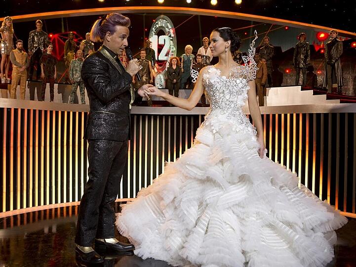 Glamouröse Kämpferin: Katniss Everdeen (Jennifer Lawrence) bei Moderator Caesar Flickerman (Stanley Tucci)