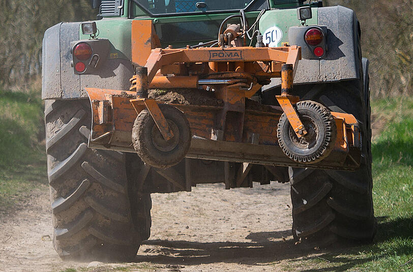 Ein Landwirt in Mittelfranken ist von seinem eigenen Traktor überrollt worden (Symbolbild)