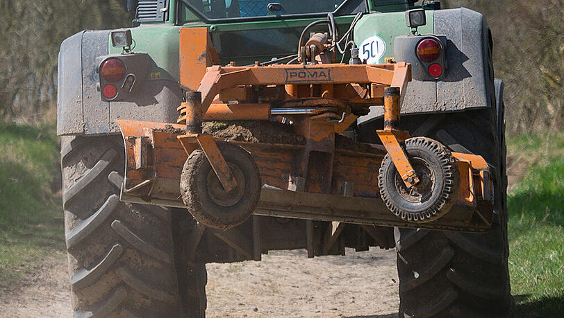 Ein Landwirt in Mittelfranken ist von seinem eigenen Traktor überrollt worden (Symbolbild) Ein Landwirt in Mittelfranken ist von seinem eigenen Traktor überrollt worden (Symbolbild)