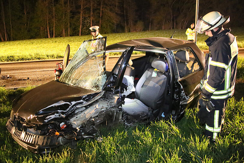 Eine Person stirbt bei der Kolision der beiden Fahrzeuge noch am Unfallort.