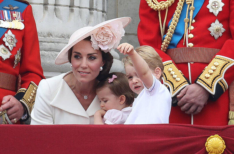 Mit einer farbenprächtigen Militärparade im Herzen Londons feiert Großbritannien den 90. Geburtstag von Königin Elizabeth II. Eine der Wachen verließen dabei die Kräfte - er kollabierte. Die Bilder...