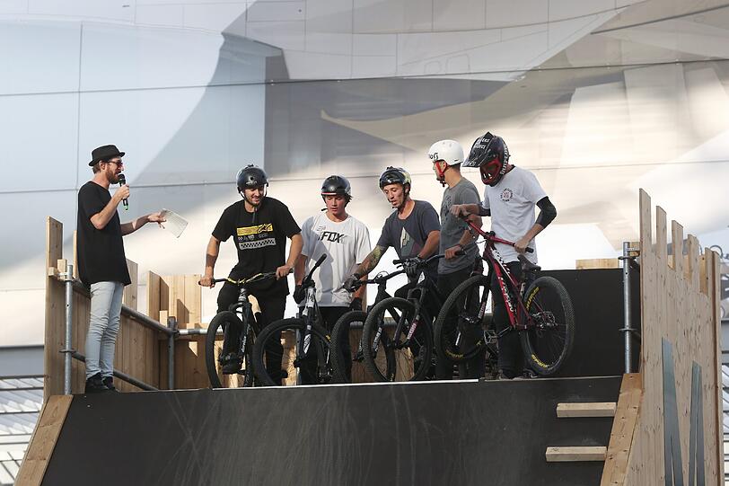 Models und Mountainbiker am Flughafen: Die Bilder vom "Schöne Münchnerin"-Wildcard-Event beim "Bike & Style"-Festival zum Durchklicken.