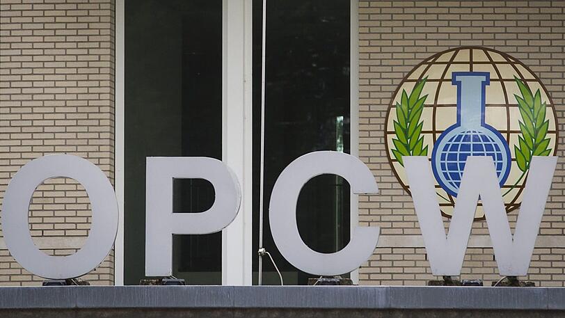Das Logo der Organisation für das Verbot von Chemiewaffen (OPCW) am Sitz der OPCW.