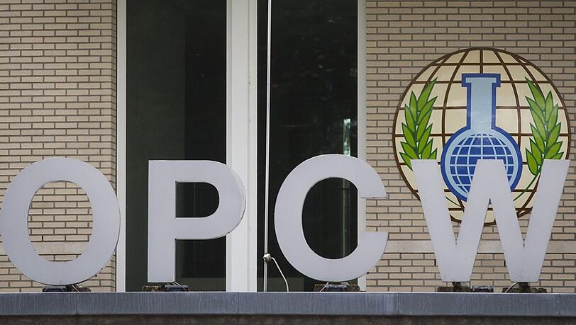 Das Logo der Organisation für das Verbot von Chemiewaffen (OPCW) am Sitz der OPCW. Das Logo der Organisation für das Verbot von Chemiewaffen (OPCW) am Sitz der OPCW.