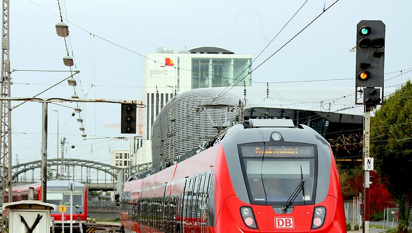 Wenn es der Genesung nicht schadet, dürfen kranke Mitarbeiter mit dem Zug unterwegs sein. Wenn es der Genesung nicht schadet, dürfen kranke Mitarbeiter mit dem Zug unterwegs sein.