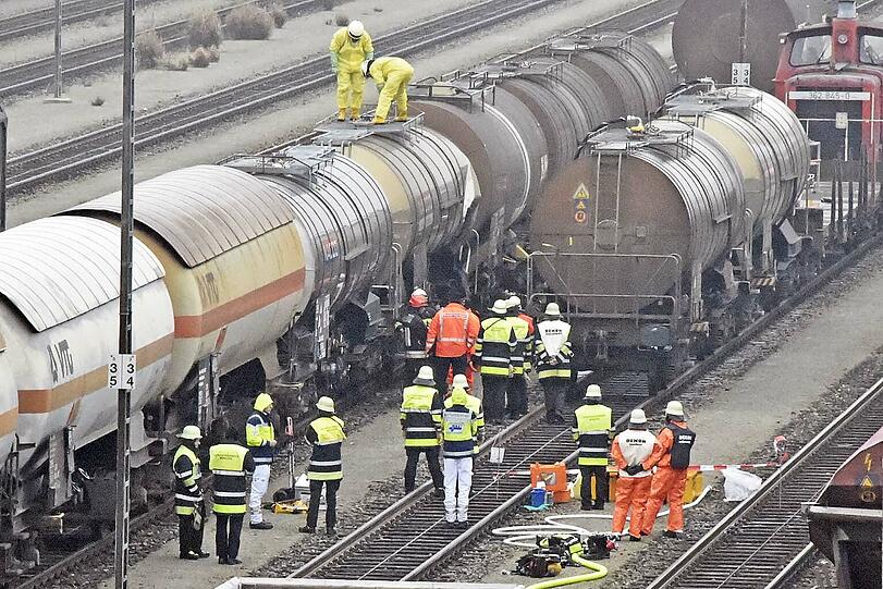 Die Chemikalien befanden sich in einem Tankwaggon am Rangierbahnhof Nord.