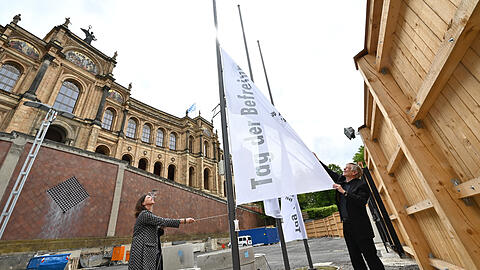 Ilse Aigner hisst eine weiße Fahne vor dem Maximilianeum.