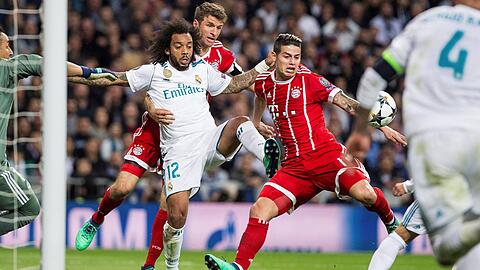 Der FC Bayern um Thomas Müller (m.) und James Rodríguez (r.) unterlag Real Madrid im Halbfinale der Champions League.