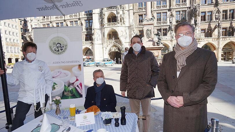 Thomas Vollmer (v.l.), Gregor Lemke, Alexander Egger und Wolfgang Sperger beim gemeinsamen Protest am Marienplatz. Thomas Vollmer (v.l.), Gregor Lemke, Alexander Egger und Wolfgang Sperger beim gemeinsamen Protest am Marienplatz.