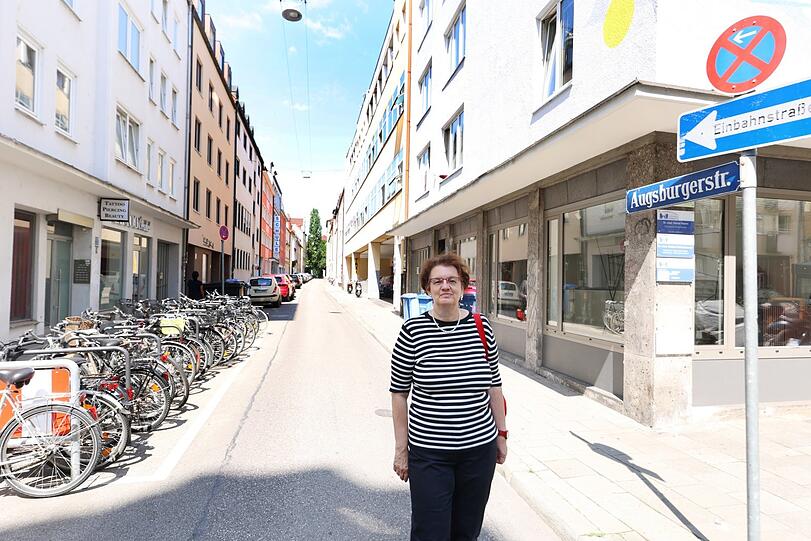 "Grün gab es hier nie": Christine Strobl in ihrer Augsburgerstraße.