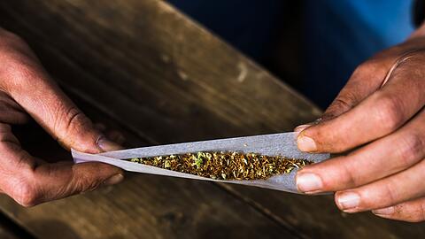 Das Cannabisgesetz erlaubt Volljährigen in Deutschland ab dem 1. April das Kiffen.