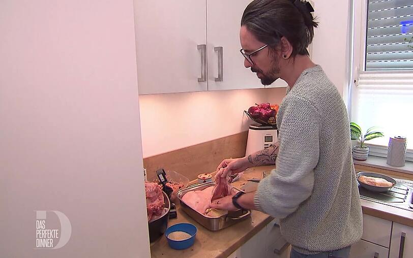 Premiere beim "perfekten Dinner": Basti (38) f&uuml;llt eine Gans mit Ente und Huhn.