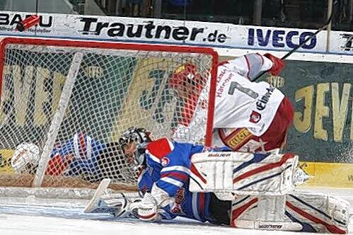 Hier liegen alle flach, Tiger-Torwart Ehelechner sowie Hannovers Goc und Florian Keller, aber am Ende waren die Hannoveraner obenauf: 1:0-Sieg nach Verlängerung.