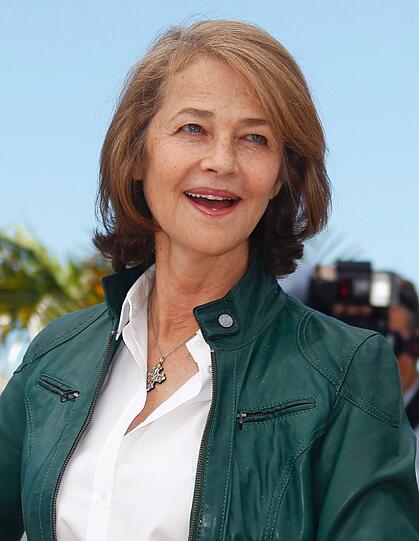 Charlotte Rampling (65), Schauspielerin, trauert nicht mehr um die verpasste Hollywood-Karriere. &bdquo;Heute denke ich, mir fehlte das passende Nervenkostüm. Ich war nicht hart genug&ldquo;, sagte die 65-jährige Britin der Zeitschrift &bdquo;Elle&ldquo;. Sich den Weg zur Spitze freizukämpfen, bedeute, jede Menge Kompromisse einzugehen und nett
zu Menschen zu sein, die sie nicht leiden könne. Die biografische Dokumentation über Rampling (&bdquo;Melancholia&ldquo;) mit dem Titel &bdquo;The Look&ldquo; ist seit Donnerstag in den Kinos zu sehen.