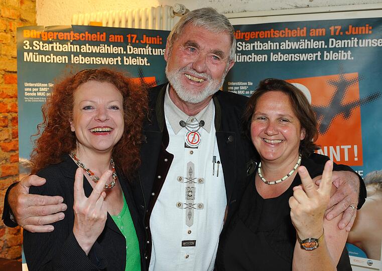 Margarete Bause (l.), Fraktionsvortsitzende der bayerischen Grünen,  Hartmut Binner von der Initiative "Aufgemuckt" und Theresa Schopper, gesundheitspolitische Sprecherin der bayerischen Grünen freuen sich...