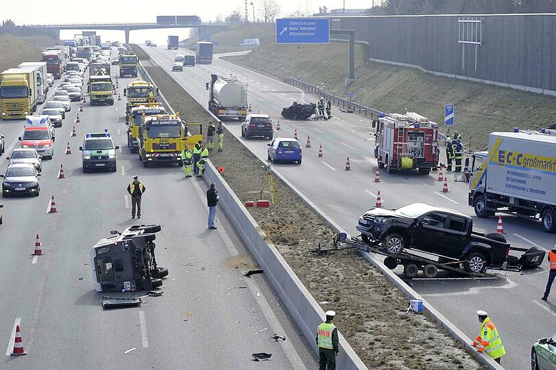 Schwerer Unfall bei Odelzhausen: Ein Mann war mit seinem SUV ins Schlingern geraten.