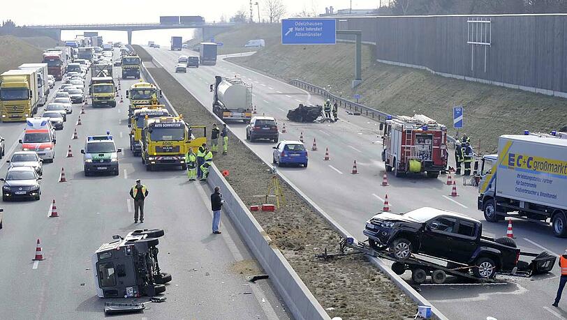 Schwerer Unfall bei Odelzhausen: Ein Mann war mit seinem SUV ins Schlingern geraten.