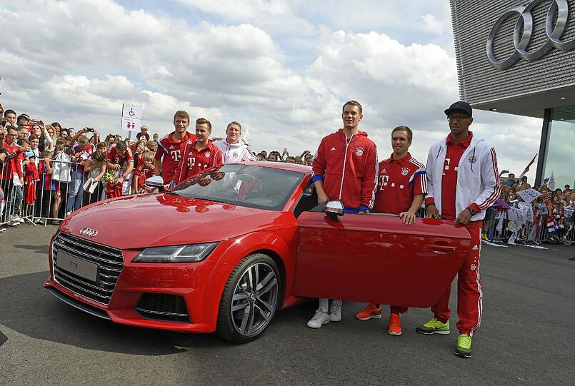 Die Bayern-Stars mit ihren neuen Dienstwagen.