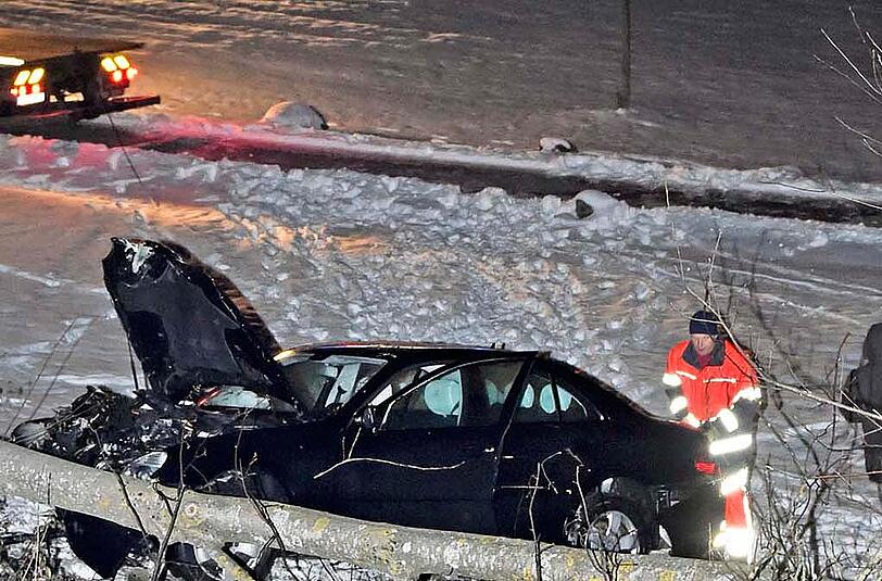 Der Wagen prallte nach 120 Metern außer Kontrolle gegen einen Baum, der durch die Wucht des Aufpralls entwurzelt wurde. Die drei Insassen hatten Glück und erlitten nur leichte Verletzungen. Im Einsatz waren die Feuerwehren Holzkirchen und Weyarn.