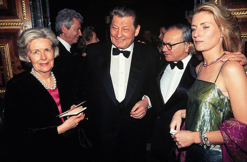 Medien-Zaren unter sich: Ruth (l.) und Leo Kirch mit Hubert Burda und seiner Frau Maria Furtwängler anlässlich der Feier von Burdas 60. Geburtstag in der Residenz im Jahr 2000.