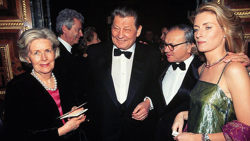 Medien-Zaren unter sich: Ruth (l.) und Leo Kirch mit Hubert Burda und seiner Frau Maria Furtwängler anlässlich der Feier von Burdas 60. Geburtstag in der Residenz im Jahr 2000. Medien-Zaren unter sich: Ruth (l.) und Leo Kirch mit Hubert Burda und seiner Frau Maria Furtwängler anlässlich der Feier von Burdas 60. Geburtstag in der Residenz im Jahr 2000.