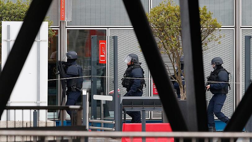Spezialkräfte der französischen Polizei betreten mit der Waffe im Anschlag das Terminal am Flughafen.