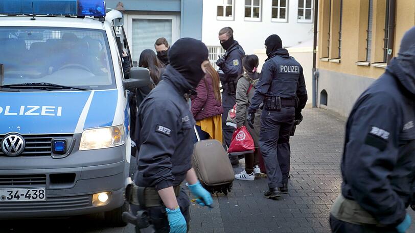Nordrhein-Westfalen, Siegen: Die Bundespolizei geht in einer groß angelegten Aktion in Siegen gegen eine Bande im Rotlichtmilieu vor.