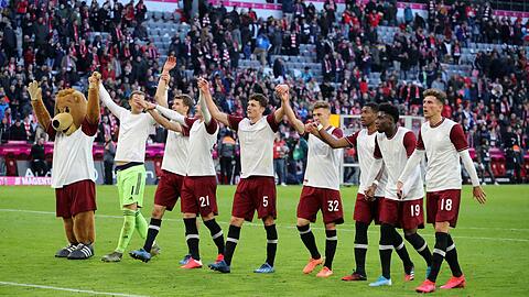 Als die Welt noch in Ordnung war: Die Bayern feiern zusammen mit den Fans ihren Sieg gegen Augsburg. Es war das letzte Spiel unter normalen Bedingungen vor der Corona-Pause.