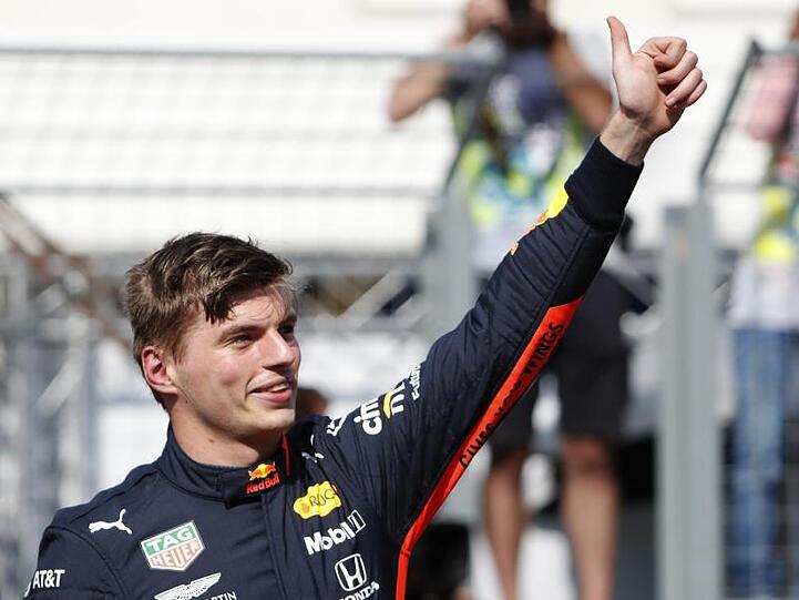 Max Verstappen vom Team Aston Martin Red Bull Racing freut sich nach der Qualifikation über seine erste Poleposition.