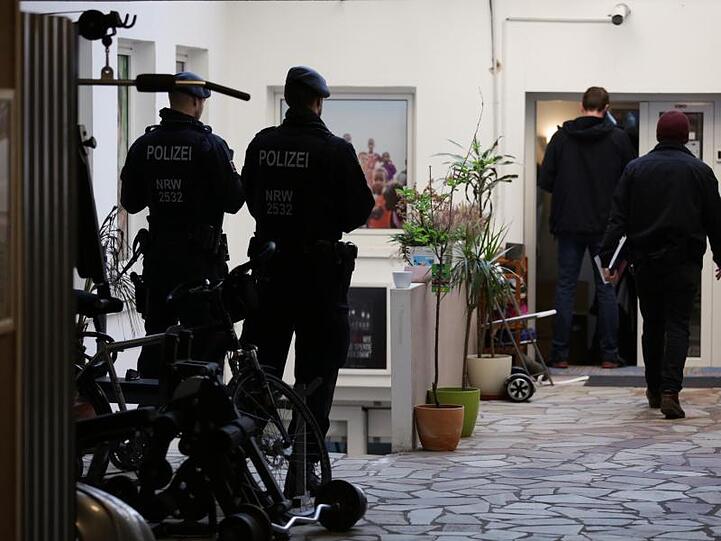 Die Polizei ging mit Razzien in neun Bundesländern gegen Einrichtungen eines bundesweiten islamistischen Netzwerks vor.