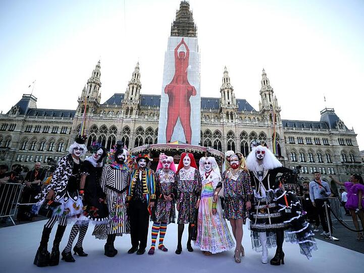 Der Fantasie sind keine Grenzen gesetzt: Life-Ball-Gäste vor dem Wiener Rathaus.