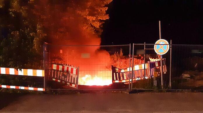 Starkstromkabel brennen in einer Baugrube.