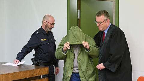 Der Angeklagte (M) wird von seinem Anwalt, Olaf Groborz (r) und einem Polizeibeamten in den Gerichtssaal geführt. Der 85-Jährige muss sich wegen Totschlags an seiner pflegebedürftigen Frau verantworten.