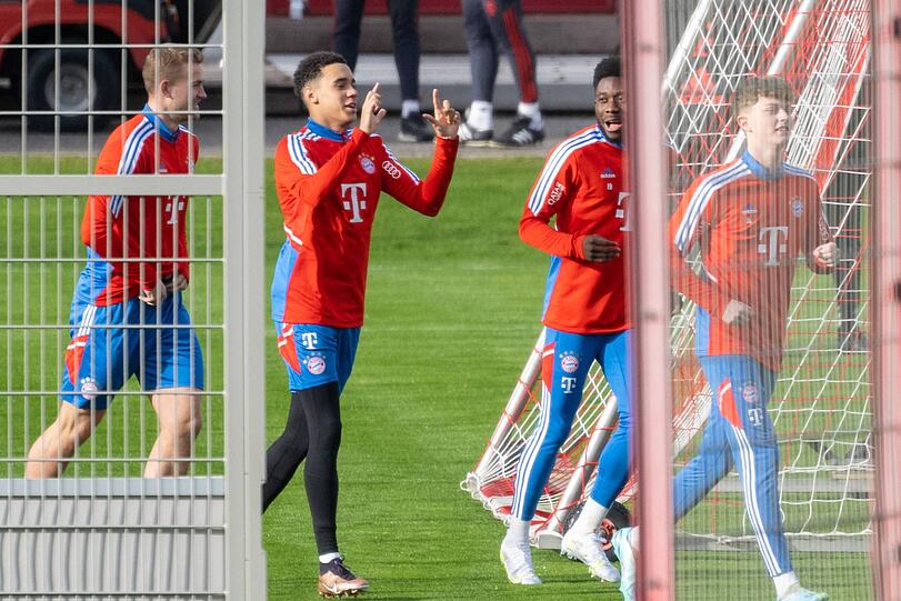 Hatte nach der WM-Enttäuschung wieder allen Grund zur Freude: Bayern-Star Jamal Musiala mit Alphonso Davies.