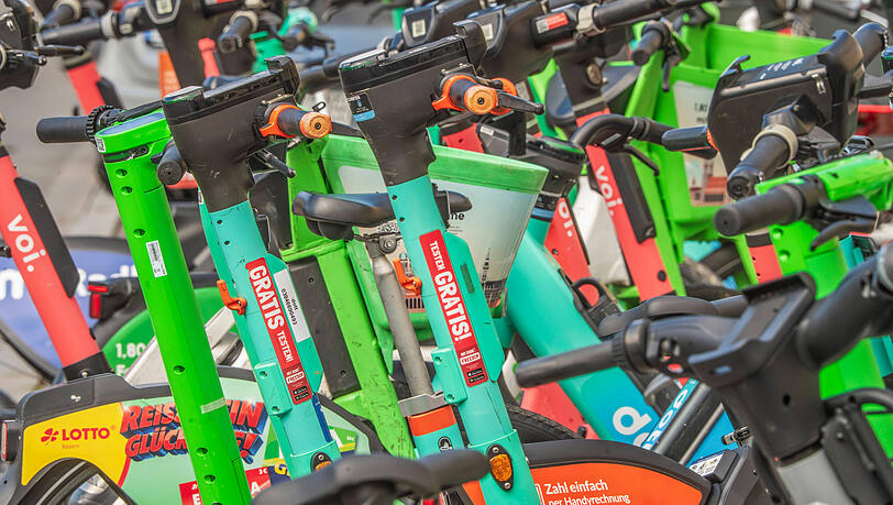 F&uuml;r E-Scooter k&ouml;nnten die Regeln versch&auml;rft werden. N&auml;chstes Jahr tritt ein neues Gesetz in Kraft.