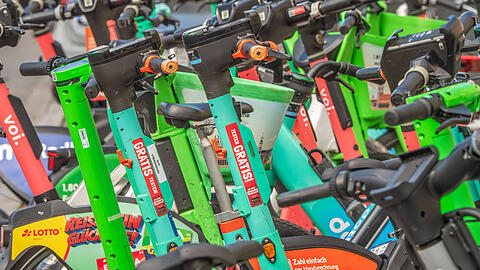 F&uuml;r E-Scooter k&ouml;nnten die Regeln versch&auml;rft werden. N&auml;chstes Jahr tritt ein neues Gesetz in Kraft.