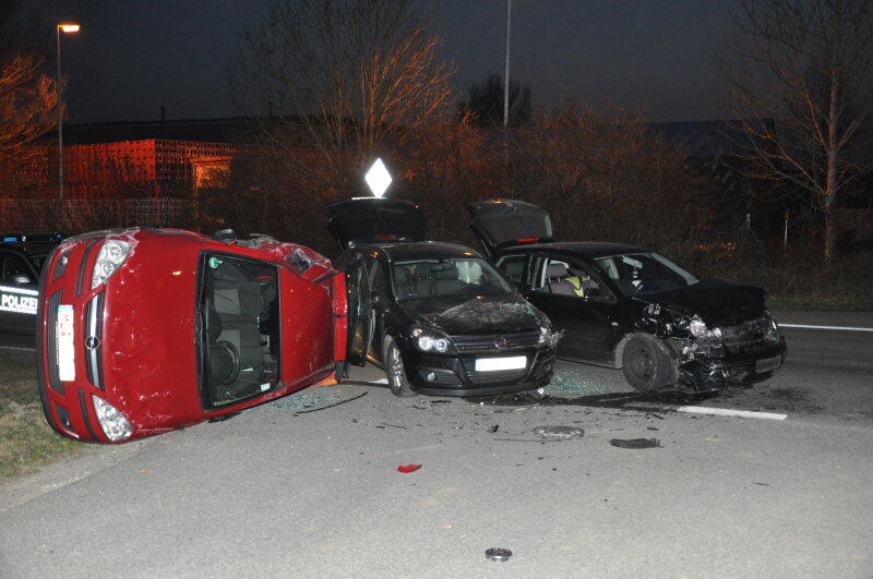 Beim Einfahren in die Kreuzung missachtete ein Fahrer die Vorfahrtsregeln. Sein Auto wurde von zwei weiteren gerammt und durch die Luft geschleudert.