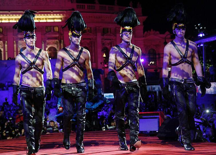 Extravagante Modenschau vor dem Rathaus in Wien.