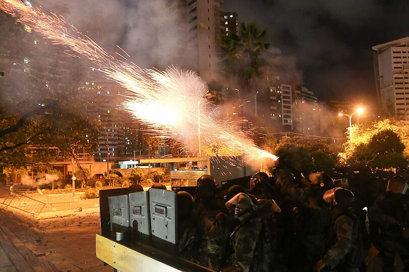 Knapp ein Jahr vor der Fußball-WM in Brasilien erlebt das Land einen ungeahnten Sturm des Protestes.