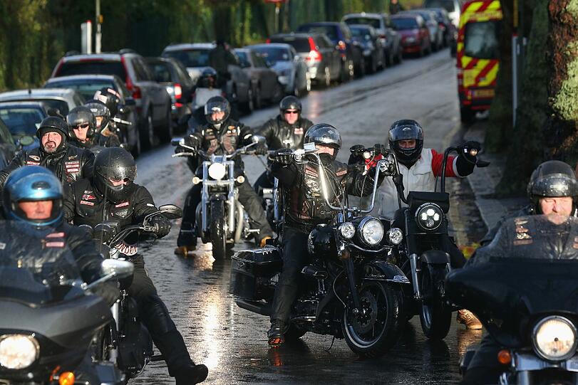 Freunde und Weggefährten haben sich am Freitag von Großbritanniens berühmtestem Räuber, Ronnie Biggs, verabschiedet.