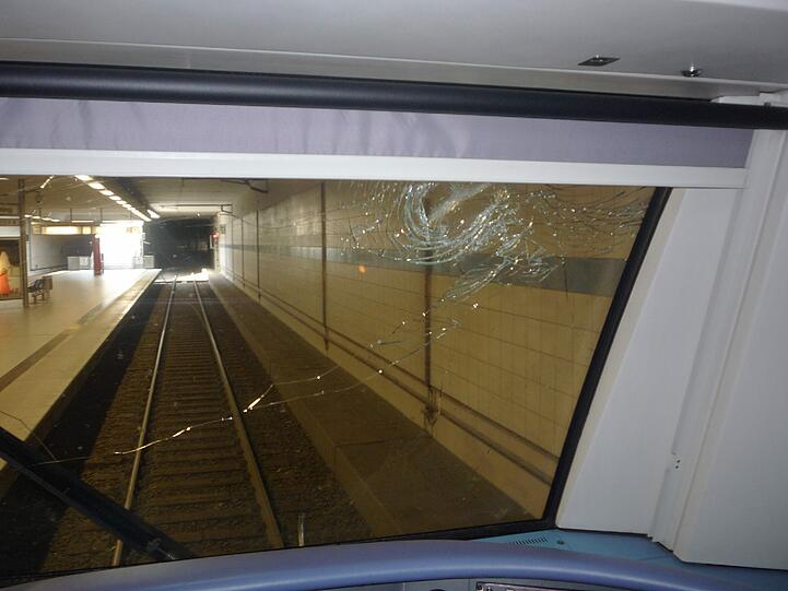 S-Bahn kracht gegen Baum: In Ismaning ist ein Zug gegen einen morschen Baumstamm gekracht. Dabei ist die Scheibe der Bahn zersprungen. Die Polizei vermutet, dass spielende Kinder schuld sind.