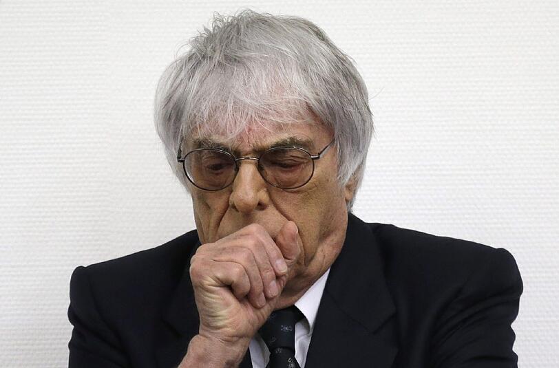 Bernie Ecclestone erscheint am Dienstag von Husten geplagt im Gerichtssaal.