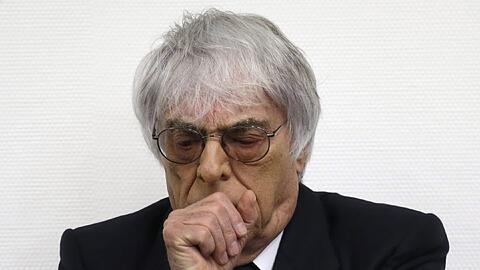 Bernie Ecclestone erscheint am Dienstag von Husten geplagt im Gerichtssaal.