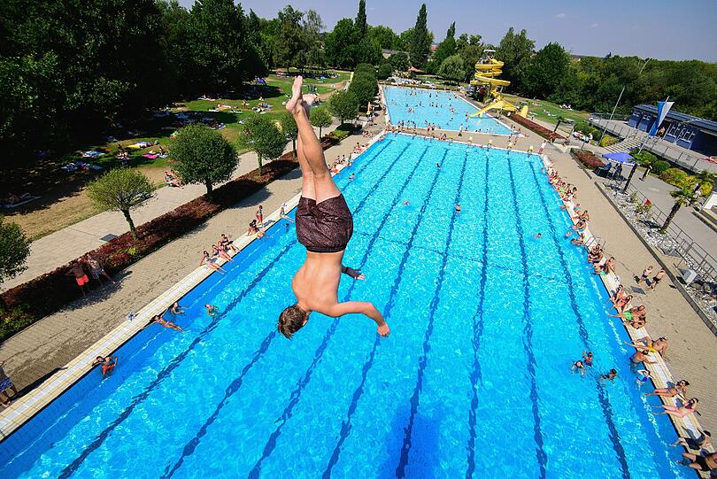 Da ist Erfrischung gefragt: Die gefühlte Temperatut steigt auf über 40 Grad.