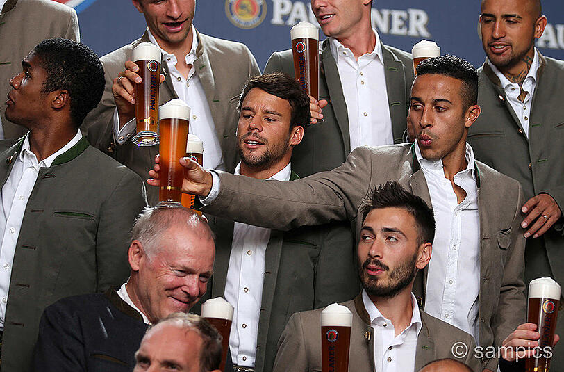 Auch Thiago (r.) hatte gute Laune und ärgert "Tiger" Hermann Gerland.