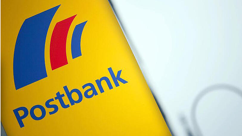 Der Konzerngewinn bei der Postbank hat sich fast auf 317 Millionen Euro halbiert.