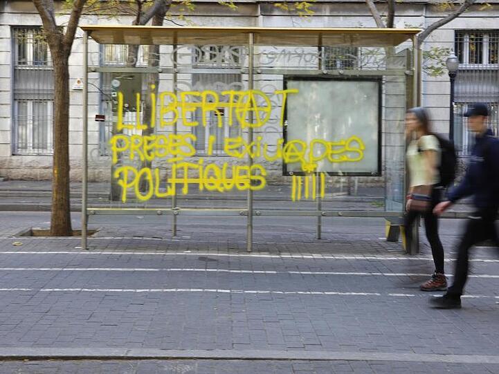 "Freiheit politischer Gefangener und Vertriebener" - Graffiti an einer Bushaltestelle in Barcelona.