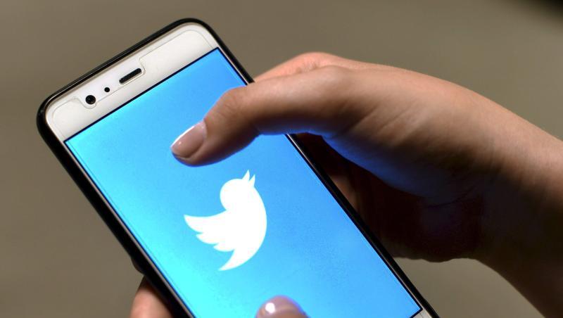 Die Twitter-App ist auf dem Bildschirm eines Smartphones zu sehen. Die Twitter-App ist auf dem Bildschirm eines Smartphones zu sehen.
